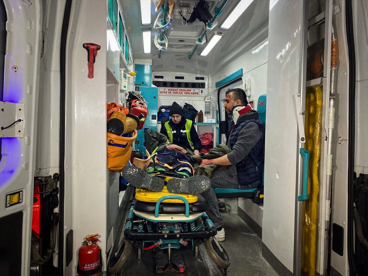 Bursa'da metronun elektrik bakımını yapan işçilere otomobil çarptı, 6 kişi yaralandı