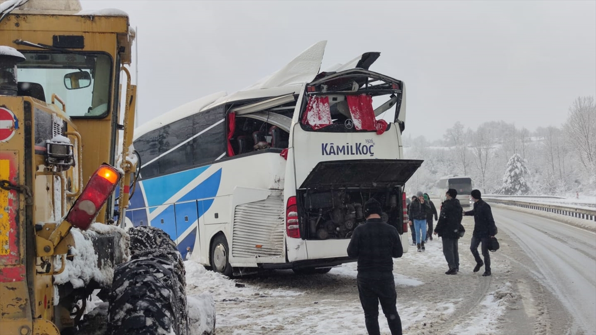 Bursa'da tır, yolcu otobüsüne çarptı, 2 kişi yaralandı