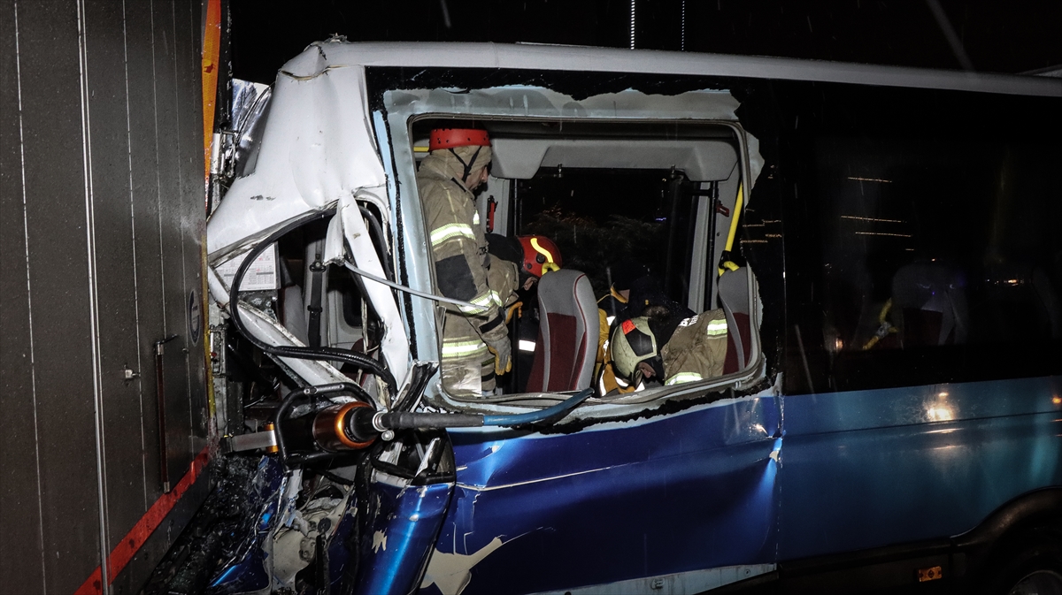 Bursa'da yolcu minibüsü tıra arkadan çarptı: 4 yaralı