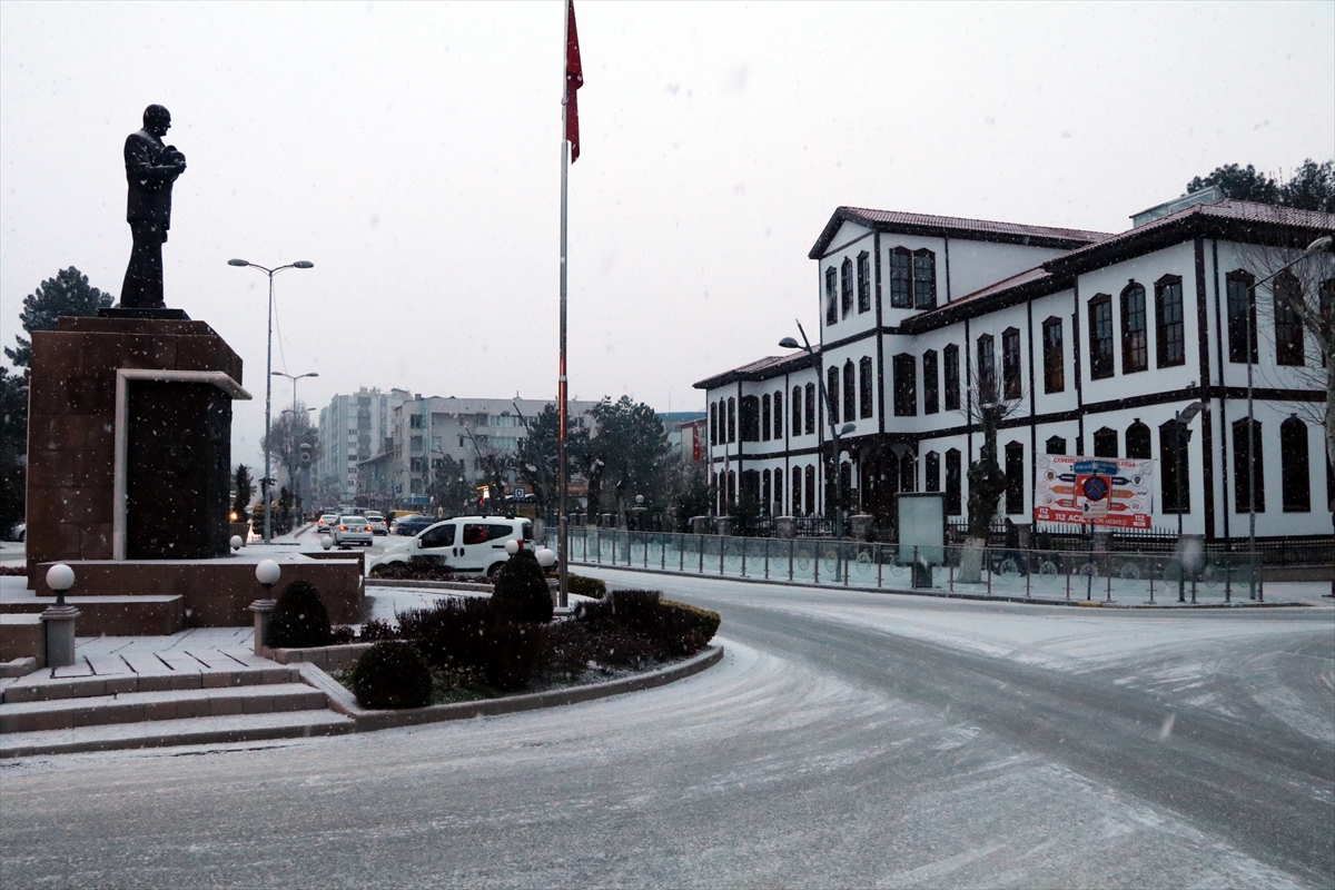 Çankırı ve Çorum'da kar yağışı etkili oluyor