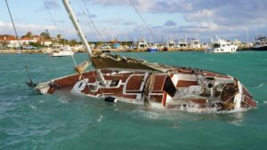 İZMİR (AA) – İzmir’in Çeşme ilçesinde fırtına nedeniyle kıyıya bağlı