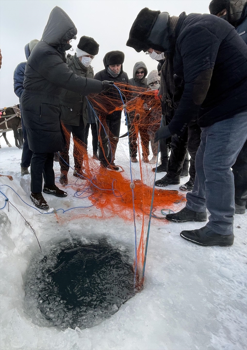 CHP'li belediye başkanları yüzeyi buzla kaplı Çıldır Gölü'nde buluştu
