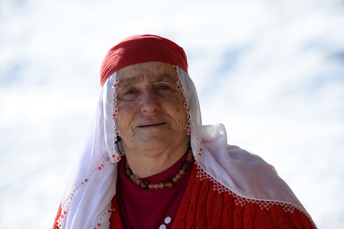 Çocukken gördüğü rüyanın etkisiyle 67 yıldır kırmızı giyiniyor