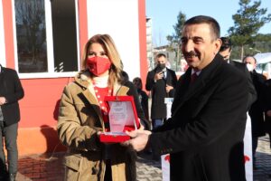 - Dernek başkanı sanatçı Gülben Ergen, açılışta gözyaşlarına hakim olamadı