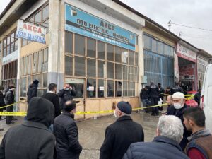 ÇORUM (AA) – Çorum'da bir sanayi esnafı, dükkanının içine park