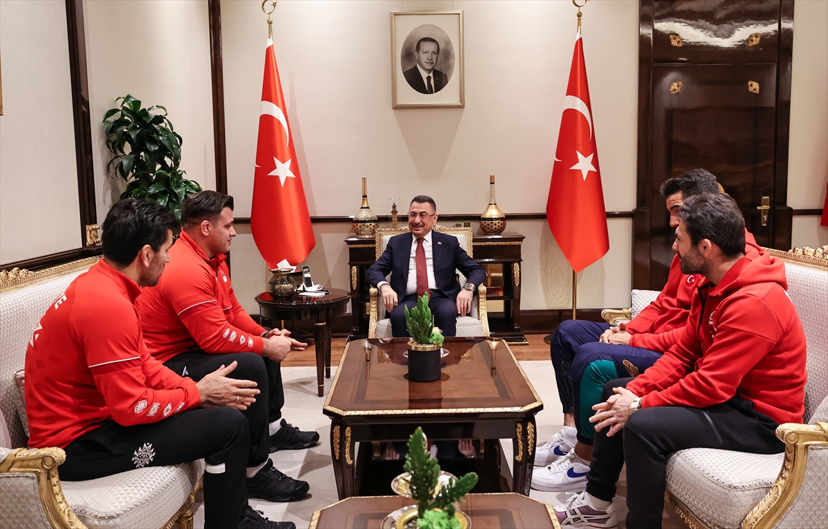 Cumhurbaşkanı Yardımcısı Oktay, milli güreşçiler Kayaalp ve Akgül'ü kabul etti