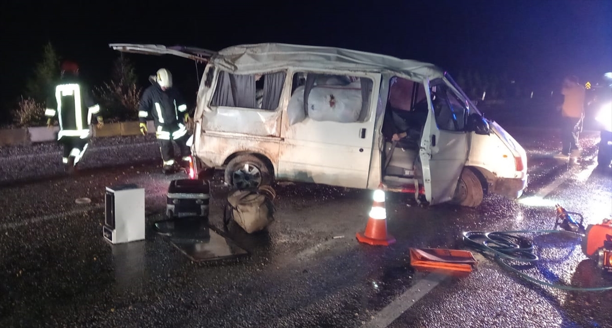 Denizli'de devrilen minibüsün sürücüsü hayatını kaybetti