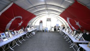 DİYARBAKIR (AA) – Dağa kaçırılan çocukları için HDP il binası