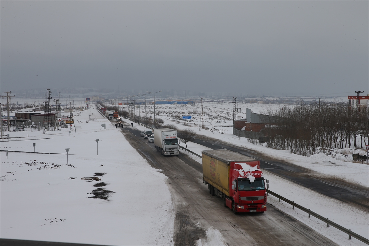 Kar ve buzlanma nedeniyle Diyarbakır-Şanlurfa kara yolunda ulaşım güçlükle sağlanıyor