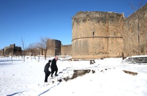 DİYARBAKIR (AA) – Diyarbakır ve Mardin'deki tarihi mekanlar, karla kaplandı.