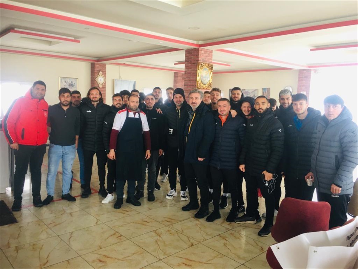 Diyarbakır'da kar nedeniyle mahsur kalan futbolcu kafilesi Ergani'de misafir edildi