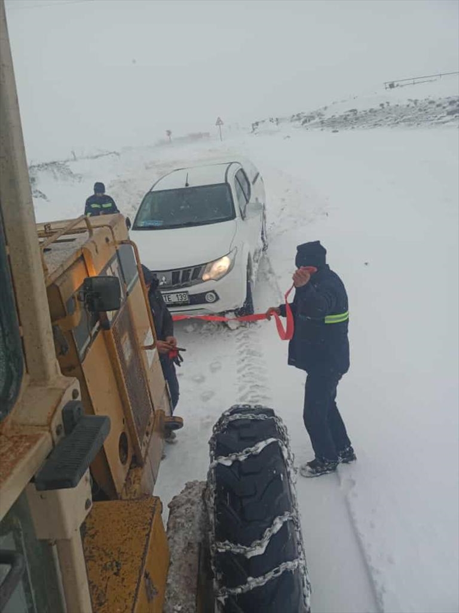 Diyarbakır'da karda mahsur kalan araçları belediye ekipleri kurtardı