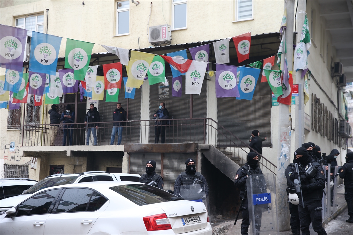 Diyarbakır'da terör soruşturmasında DBP İl Başkanı gözaltına alındı