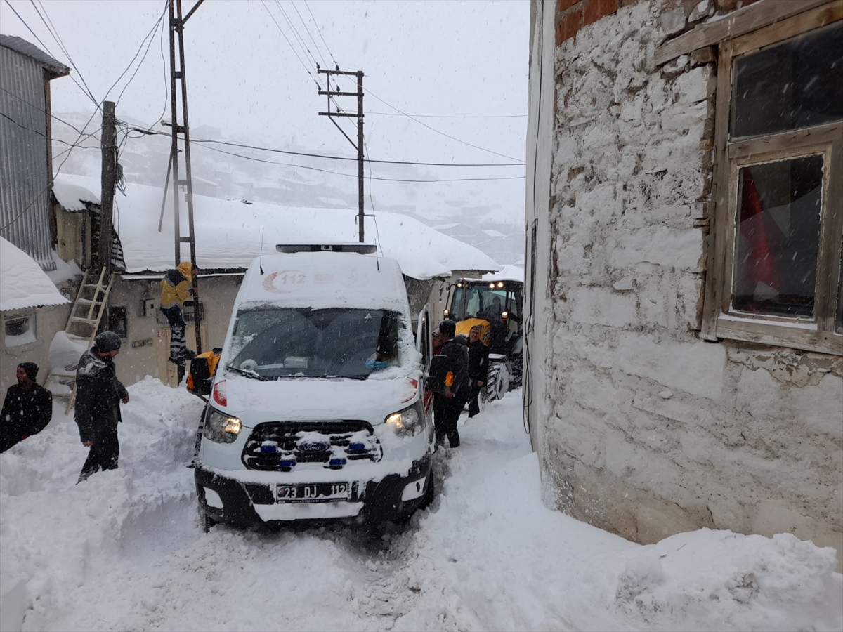 Doğuda kar sonucu yol ve köylerde mahsur kalanlar kurtarıldı