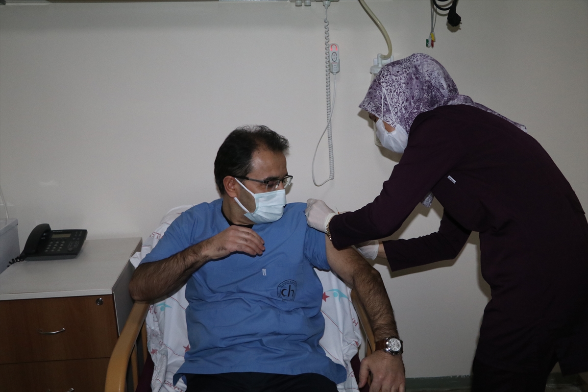 Dördüncü doz aşısını yaptıran Çankırı Valisi Ayaz'dan vatandaşlara aşı uyarısı