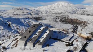 BAYBURT (AA) – Bayburt'un Bayraktar köyünde, gerek mimari yapısı gerekse