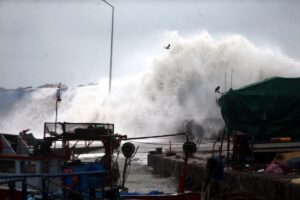 DÜZCE (AA) – Düzce'de şiddetli rüzgar ve kar yağışı hayatı