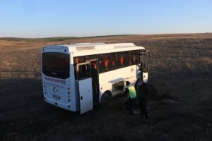 EDİRNE (AA) – Edirne'de memurları taşıyan servis minibüsünün lastiğinin patlaması