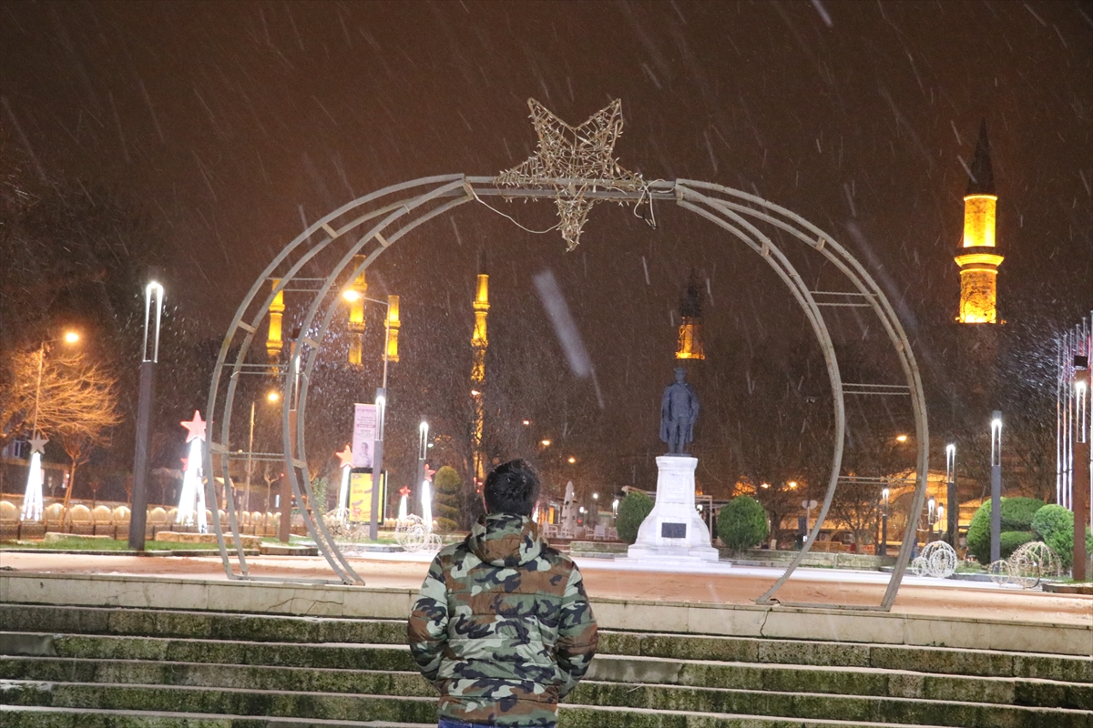 Edirne'de öğlen başlayan kar yağışı etkisini sürdürüyor
