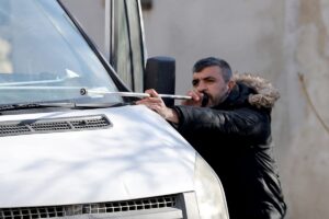 EDİRNE (AA) – Edirne'de sokakta başıboş bulunan pitbull, yavrularıyla barınağa