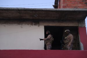 - Edirne Emniyeti'nin "sanal devriyesi" ile belirlenen zanlıların yakalanmasına yönelik