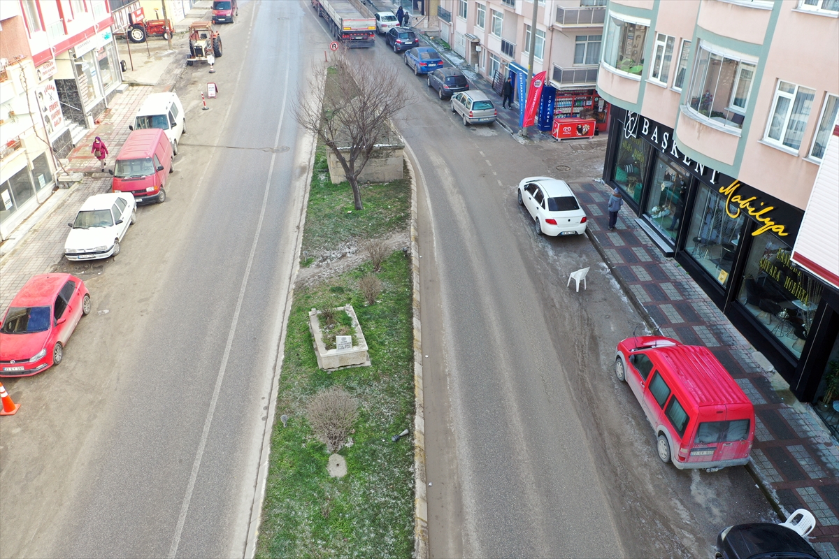 Edirne'de yol ortasında kalan ecdat mezarları dikkati çekiyor