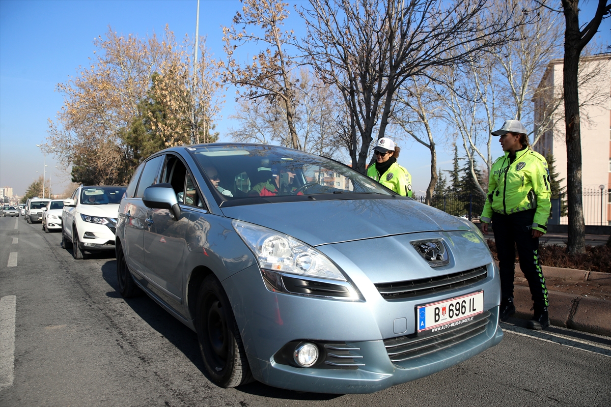 Ekip arkadaşı iki kadın polis, trafiğin düzenli akışı için mesai harcıyor