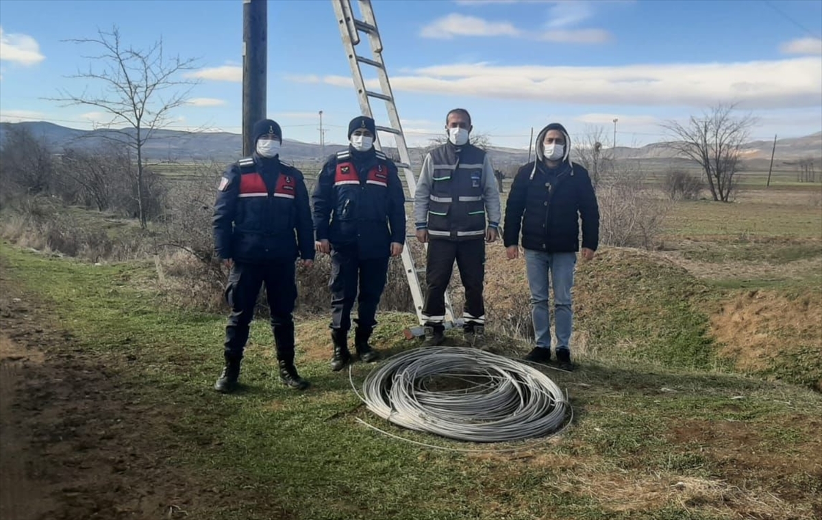 Elazığ'da 2 kişi elektrik kablosu çalarken suçüstü yakalandı