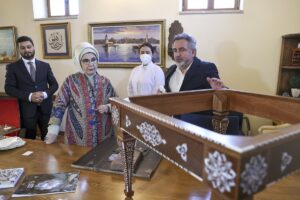 - Ebru sanatçısı Hikmet Barutçugil'in koleksiyonundan oluşan "Tekamül Sürdürülebilir Sanat