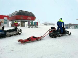 KAYSERİ (AA) – Erciyes Kayak Merkezi'nde yamaçtan kopan kar kütlesinin