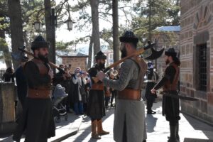 - Türbenin önünde alp kıyafetli askerlerin tuttuğu saygı nöbetlerinin değişim