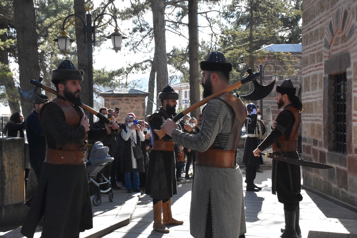 - Türbenin önünde alp kıyafetli askerlerin tuttuğu saygı nöbetlerinin değişim