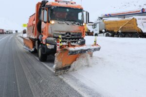 ERZİNCAN/ARDAHAN (AA) – Erzincan ve Ardahan'da etkili olan kar yağışı,
