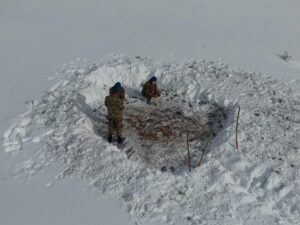 ERZİNCAN (AA) – Erzincan'ın Refahiye ilçesinde komandolar, kar yağışı sonrası