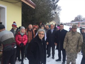 - Yörenin meşhur dönerinden ikram edilen Turistik Doğu Ekspresi yolcuları,