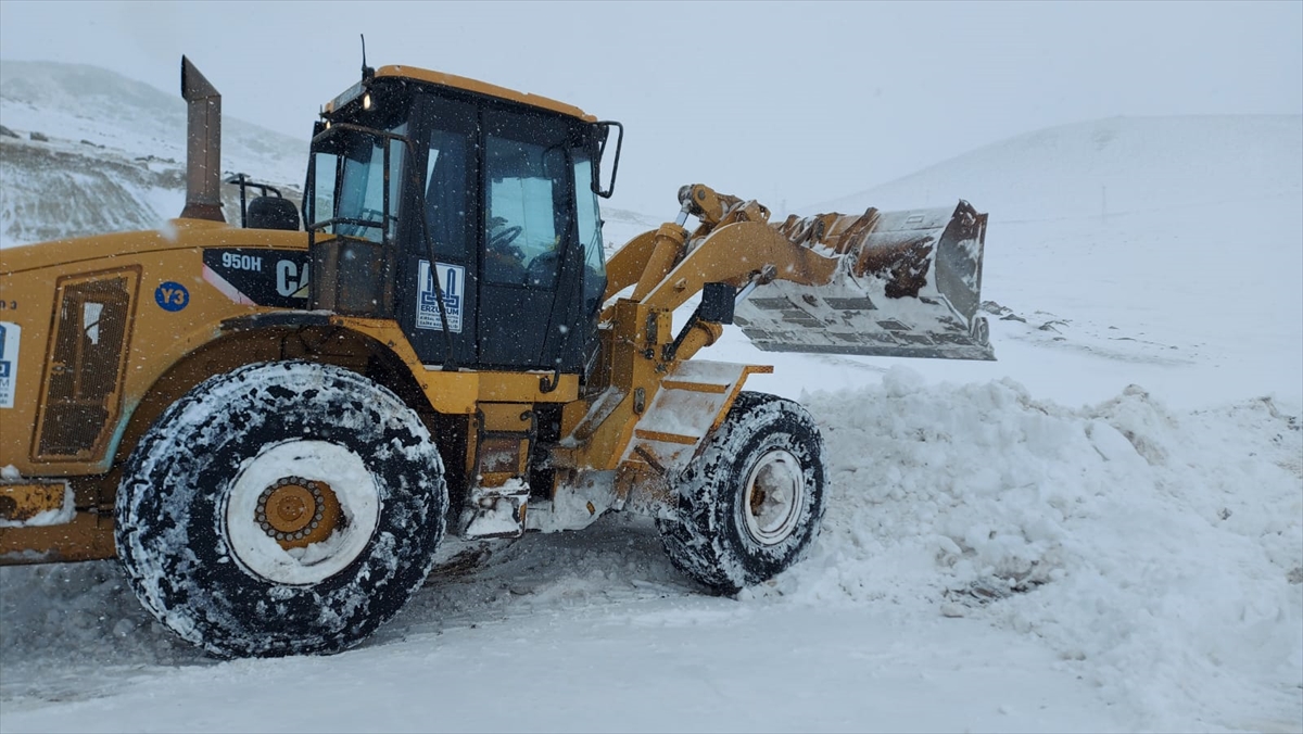 Erzurum'da yolu kardan kapanan mezrada fenalaşan hastanın imdadına ekipler yetişti