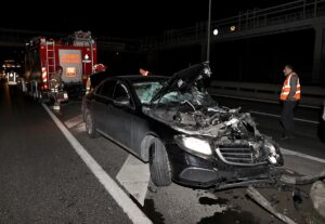 İSTANBUL (AA) – Eyüpsultan'da otomobille yol ayrımındaki bariyere çarpan sürücü