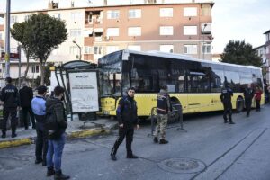İSTANBUL (AA) – Eyüpsultan'da kontrolden çıkan İETT otobüsünün durağa çarpması