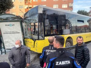 İSTANBUL (AA) – Eyüpsultan'da kontrolden çıkan İETT otobüsü durağa çarptı.