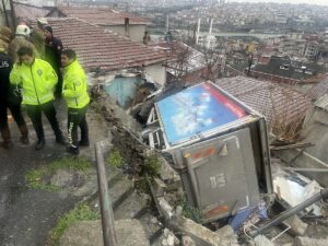 - Kazada araç sürücüsü ve gecekonduda yaşayan bir kişi yaralandı