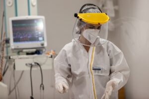 - Yoğun bakım bölümünde tulum, önlük, maske ve siperliklerle görev