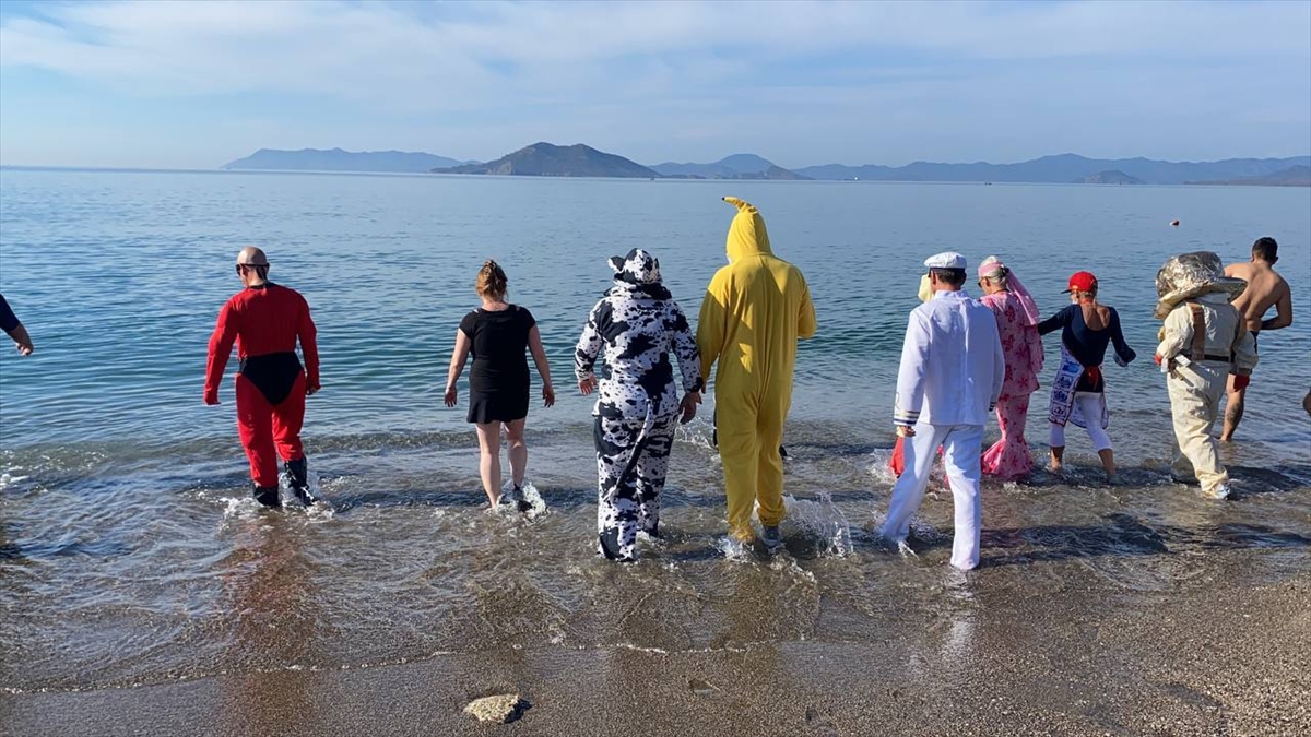Fethiye'de bir grup yerleşik yabancı kostümlerle denize girdi