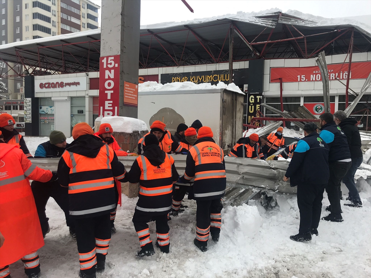 Gaziantep'te biriken kar nedeniyle otopark olarak kullanılan eski pazar yerinin çatısı çöktü