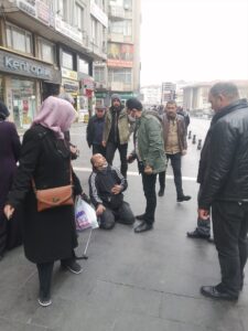 GAZİANTEP (AA) – Gaziantep'te kaldırımda emekleyerek dilencilik yapan ve zabıta