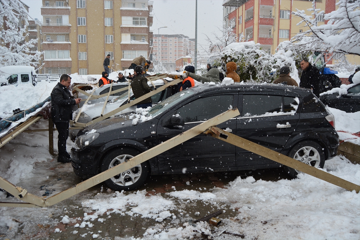 Gaziantep'te kar yağışı nedeniyle tahta teras çöktü, 14 araçta hasar oluştu