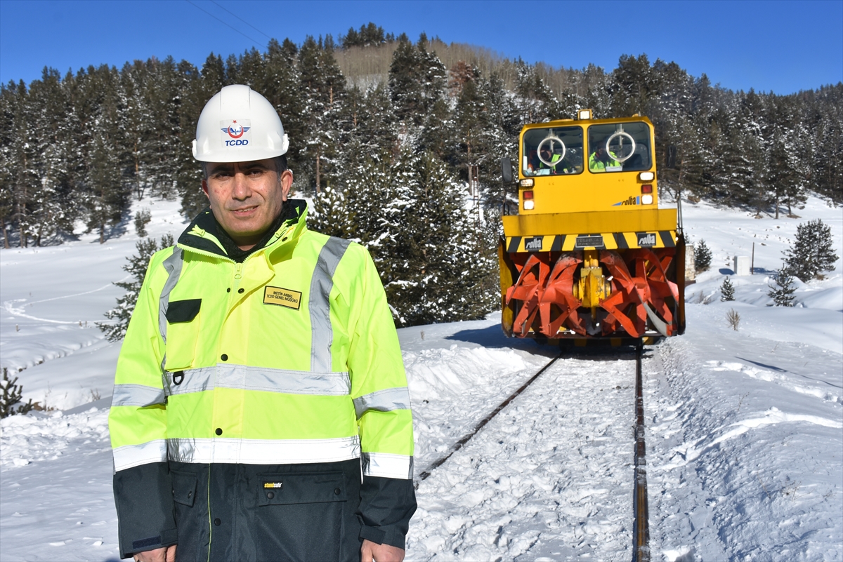 Güvenli demir yolu ulaşımı için TCDD görevlileri buz mesaisinde