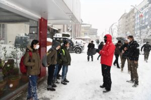 HAKKARİ (AA) – Hakkari'de olumsuz hava koşulları nedeniyle pazartesi eğitime