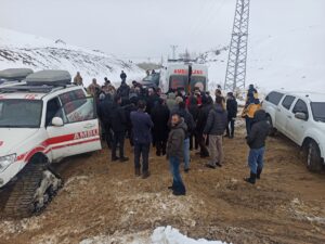 HAKKARİ (AA) – Yüksekova'da, köylerinin su şebekesini onarmaya giden 3