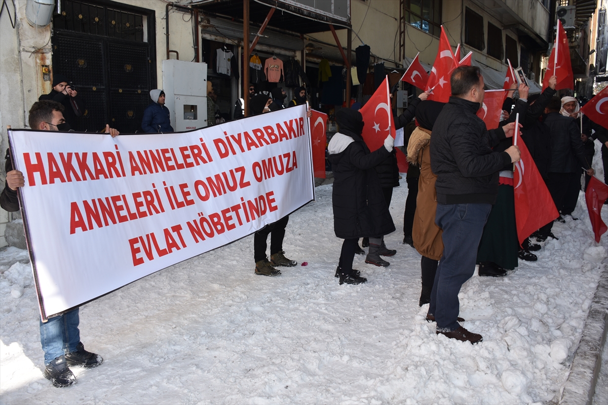 Hakkari'de terör mağduru aileler HDP önünde eylem yaptı