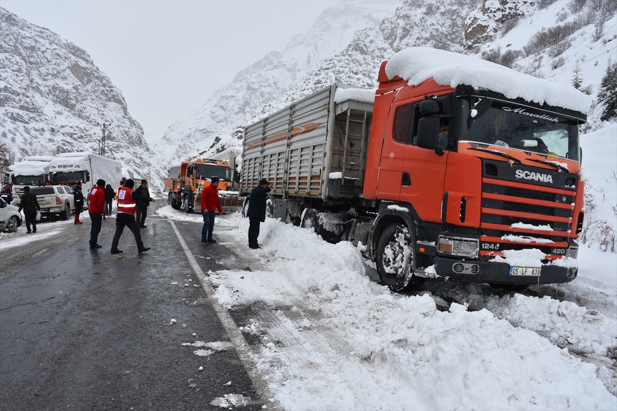 Hakkari'de yolda mahsur kalan tır sürücülerine yemek ikramı